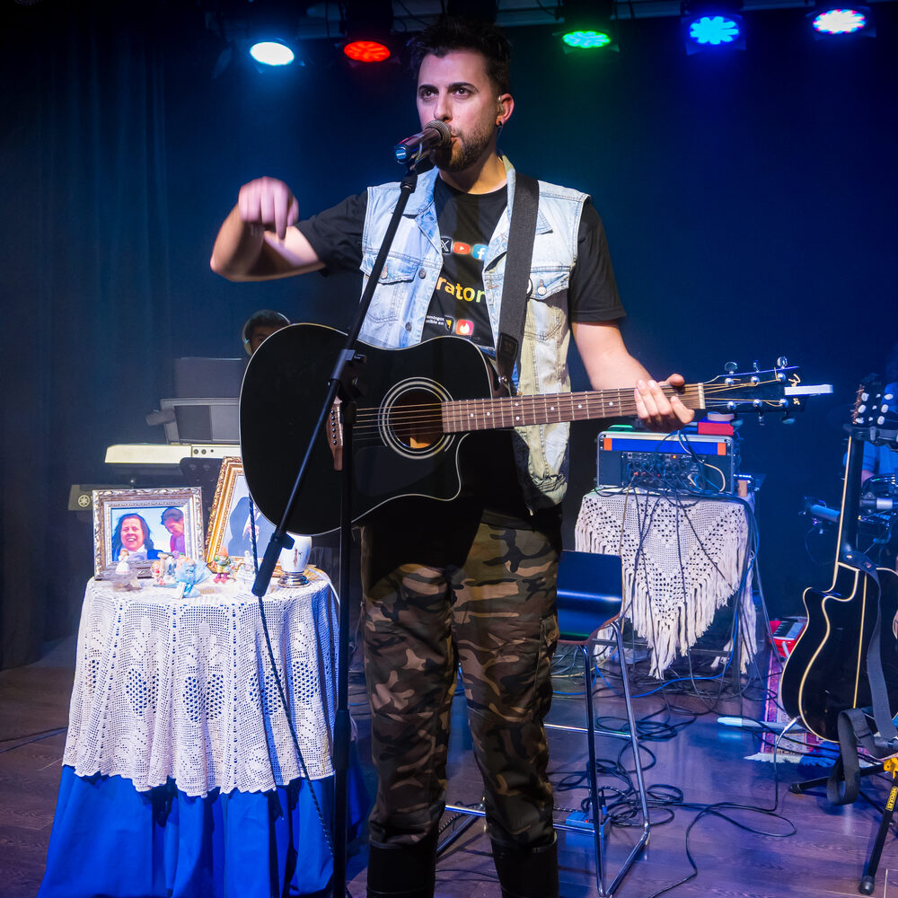 Adri Makarra con su guitarra en el escenario